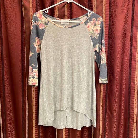 Super soft gray shirt with blue flower sleeves, brand new, size S - Picture 1 of 6